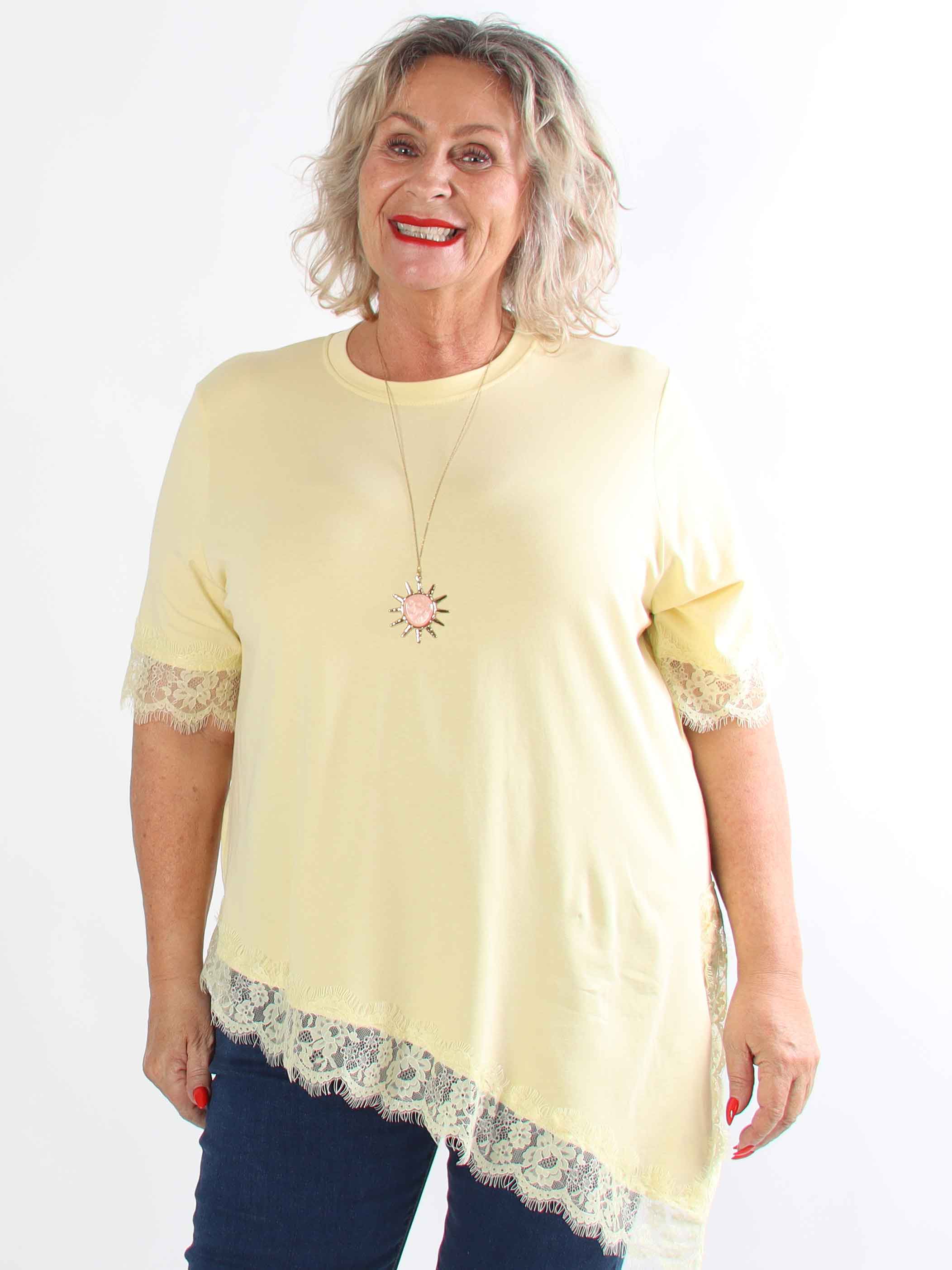 Nitza - Plus size t-shirt i bomuld med skråtskåret bund og elegante blondekanter